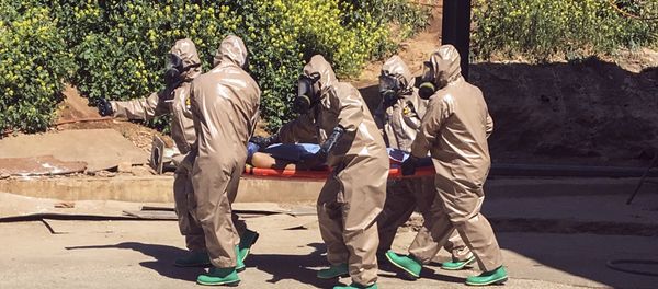 April 4, 2017 and made available Wednesday, April 5, Turkish experts carry a victim of alleged chemical weapons attacks in Syrian city of Idlib, at a local hospital in Reyhanli, Hatay, Turkey - Sputnik International