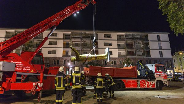 In this Aug. 28, 2018 photo a crane of the firebrigade lifts a statue of Turkish President Recep Tayyip Erdogan in Wiesbaden, western Germany. The statue was part of a controversial art project of the Wiesbaden Biennale - Sputnik International