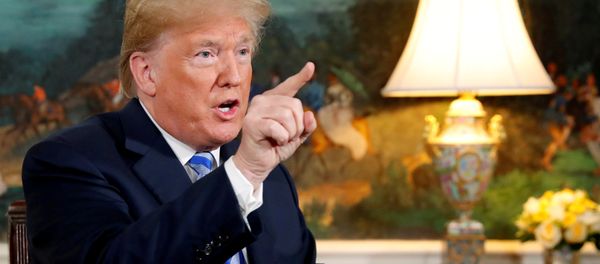 Donald Trump habla con reporteros luego de firmar una proclamación declarando su intención de retirarse del acuerdo nuclear con Irán - Sputnik International