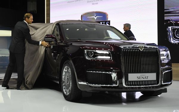 Russian Minister of Industry and Trade Denis Manturov (left) and Aurus CEO Hilgert Franz Gerhard at the presentation of the Aurus Senat car at the 2018 Moscow International Auto Show. Russian Minister of Industry and Trade Denis Manturov (left) and Aurus CEO Hilgert Franz Gerhard at the presentation of the Aurus Senat car at the 2018 Moscow International Auto Show. - Sputnik International
