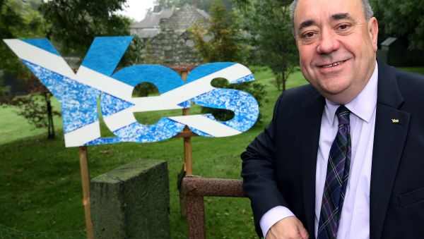 Scotland's then First Minister Alex Salmond poses for photographs outside his home in Strichen, Scotland, Thursday, Sept. 18, 2014.  - Sputnik International