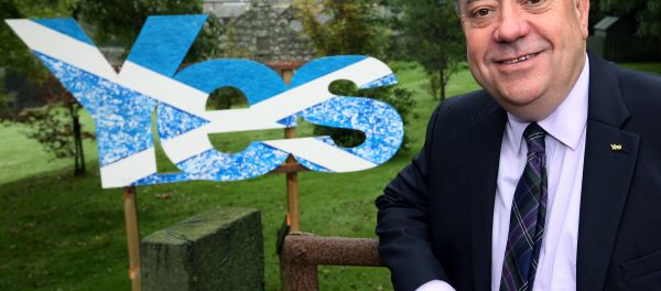 Scotland's then First Minister Alex Salmond poses for photographs outside his home in Strichen, Scotland, Thursday, Sept. 18, 2014. Scotland's then First Minister Alex Salmond poses for photographs outside his home in Strichen, Scotland, Thursday, Sept. 18, 2014. - Sputnik International