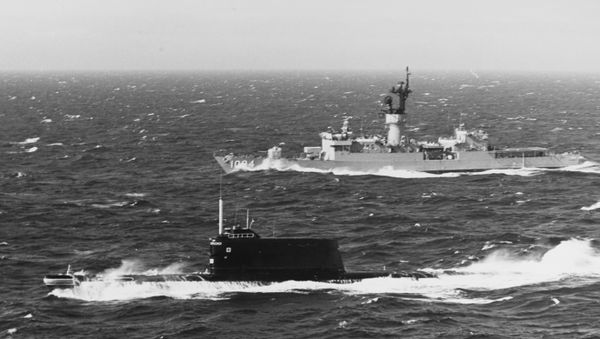 A US Navy destroyer shadows a Soviet submarine in the late 1970s in European waters. A similar Soviet submarine sank a decade earlier off Hawaii - Sputnik International