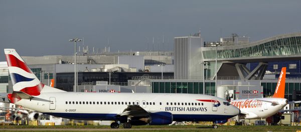 A British Airways passenger jet taxis along the apron at Gatwick airport on November 19, 2008. British Airways is to axe more than 100 jobs at Gatwick and reduce the number of flights from the airport next summer, the airline announced Sunday. - Sputnik International