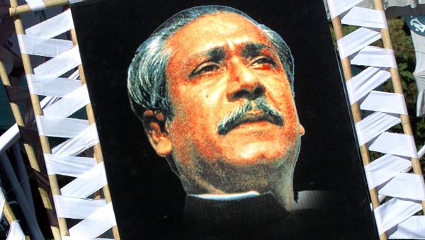 A Bangladeshi man looks at portraits of Bangabandhu Sheikh Mujibur Rahman (File) - Sputnik International