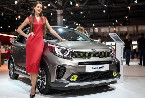Getting Revved Up: Models Present Cars at Moscow International Automobile Salon Getting Revved Up: Models Present Cars at Moscow International Automobile Salon - Sputnik International
