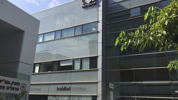 The logo of the Israeli NSO Group company is displayed on a building where they had offices until few months ago in Herzliya, Israel, Thursday, Aug. 25, 2016. - Sputnik International