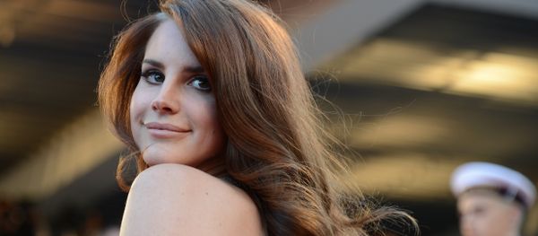 US singer Lana Del Rey poses on the red carpet before the screening of Moonrise Kingdom and the opening ceremony of the 65th Cannes film festival on May 16, 2012 in Cannes. - Sputnik International
