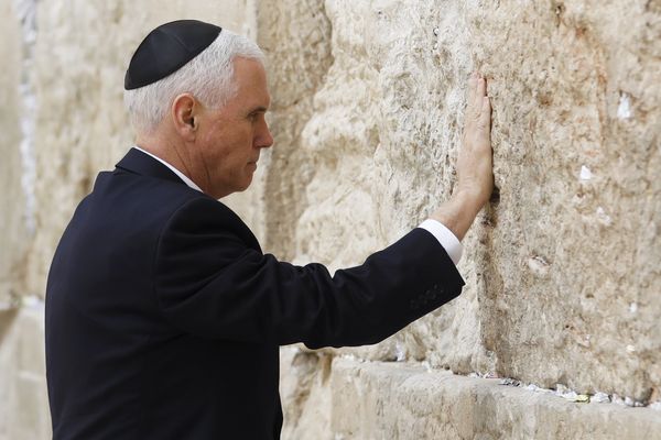 US Vice President Mike Pence touches the Western Wall in Jerusalem's Old City, Tuesday, Jan. 23, 2018 US Vice President Mike Pence touches the Western Wall in Jerusalem's Old City, Tuesday, Jan. 23, 2018 - Sputnik International