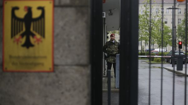 A guard stands at the entrance of the German Defense Ministry - Sputnik International