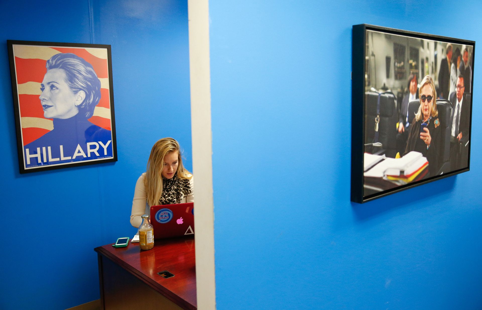 In this April 3, 2015, photo, intern Jessica Lis works at the Ready for Hillary super PAC offices in Arlington, Va. When Hillary Rodham Clinton announces her presidential campaign, as expected, more than a dozen people in a nondescript office building overlooking the Potomac River will blast out the news by email and social media to millions of her supporters, urging them to sign onto her campaign In this April 3, 2015, photo, intern Jessica Lis works at the Ready for Hillary super PAC offices in Arlington, Va. When Hillary Rodham Clinton announces her presidential campaign, as expected, more than a dozen people in a nondescript office building overlooking the Potomac River will blast out the news by email and social media to millions of her supporters, urging them to sign onto her campaign - Sputnik International, 1920, 16.09.2021
