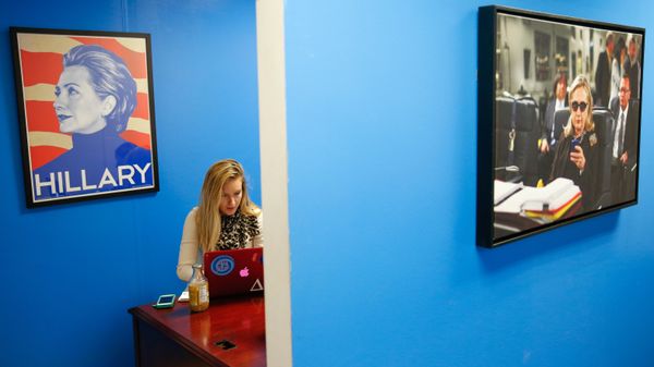In this April 3, 2015, photo, intern Jessica Lis works at the Ready for Hillary super PAC offices in Arlington, Va. When Hillary Rodham Clinton announces her presidential campaign, as expected, more than a dozen people in a nondescript office building overlooking the Potomac River will blast out the news by email and social media to millions of her supporters, urging them to sign onto her campaign - Sputnik International