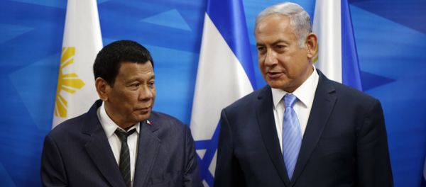 Israeli Prime Minister Benjamin Netanyahu, right, stands next to Philippine President Rodrigo Duterte during their meeting in Jerusalem on Monday, Sept. 3, 2018 - Sputnik International