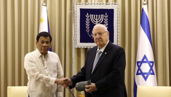 Israeli President Reuven Rivlin, right, shakes hands with his Philippine counterpart Rodrigo Duterte, in Jerusalem, Israel, Tuesday, Sept. 4, 2018 - Sputnik International