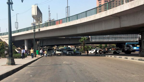 Egyptian security forces close the road towards the U.S. Embassy after a man threw an explosive device in downtown Cairo, Egypt September 4, 2018 - Sputnik International