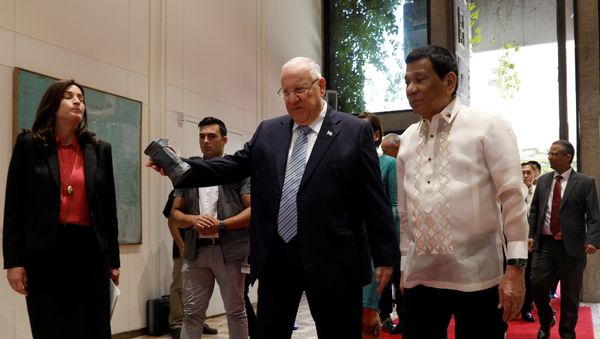 Israeli President Reuven Rivlin welcomes his Philippine counterpart Rodrigo Duterte upon his arrival to the presidential compound in Jerusalem September 4, 2018 - Sputnik International
