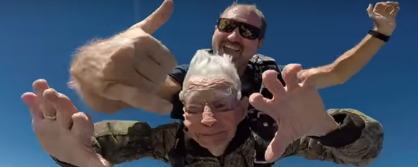 Army vet marks 100th birthday with skydive Army vet marks 100th birthday with skydive - Sputnik International