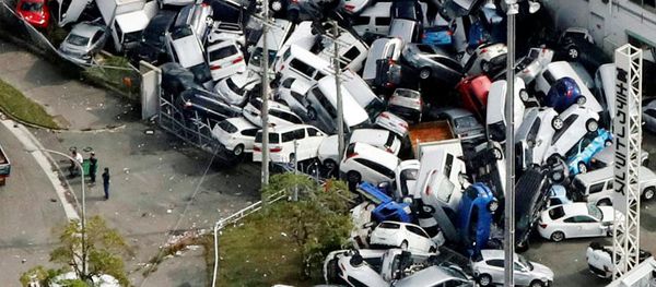 Vehicles damaged by Typhoon Jebi are seen in Kobe, western Japan, in this photo taken by Kyodo September 5, 2018 - Sputnik International