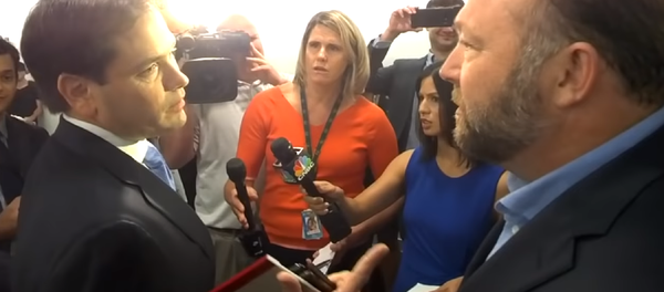 Sen. Marco Rubio and InfoWars boss Alex Jones trade barbs in the hallways of the Capitol Building - Sputnik International
