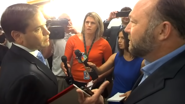 Sen. Marco Rubio and InfoWars boss Alex Jones trade barbs in the hallways of the Capitol Building - Sputnik International