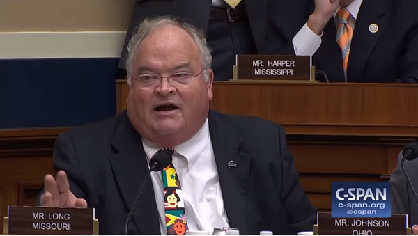 As a protester interrupts hearing with Twitter CEO Jack Dorsey, Rep. Billy Long, a former auctioneer, takes action. - Sputnik International