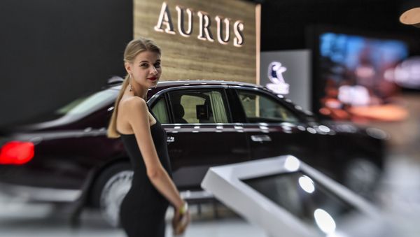 A girl posing at the Aurus Senat car at the Moscow International Motor Show 2018. - Sputnik International