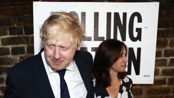 Former London Mayor and Vote Leave campaigner Boris Johnson (L) and his wife Marina Wheeler (R) arrive at a polling station in north London on June 23, 2016, as he casts his vote in a national referendum on whether to remain in, or to leave the European Union (EU) - Sputnik International