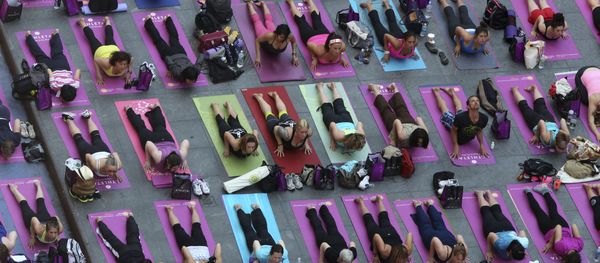 People practice yoga in New York's Times Square, Friday, June 21, 2013. Yoga enthusiast marked the longest day of the year with five free Mind Over Madness yoga classes in Times Square. People practice yoga in New York's Times Square, Friday, June 21, 2013. Yoga enthusiast marked the longest day of the year with five free Mind Over Madness yoga classes in Times Square. - Sputnik International