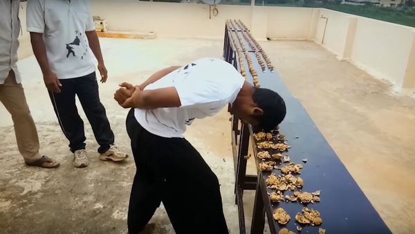 Most walnuts cracked against the head in one minute - Guinness World Records - Sputnik International