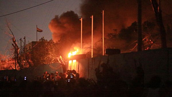 People burn the governor's building during protests demanding better public services and jobs in Basra, 340 miles (550 km) southeast of Baghdad, Iraq - Sputnik International