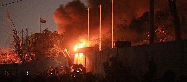 People burn the governor's building during protests demanding better public services and jobs in Basra, 340 miles (550 km) southeast of Baghdad, Iraq - Sputnik International