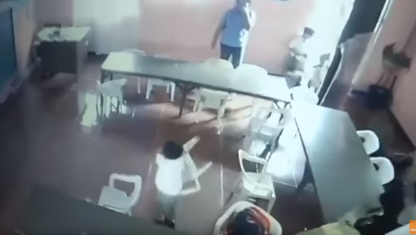 Sleepy Schoolboy Leaves Backpack, Walks Off With Chair - Sputnik International