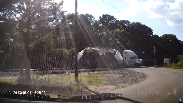 A tractor trailer is smashed in two by a CSX train on Thursday, September 6, 2018, in Chester, Virginia - Sputnik International