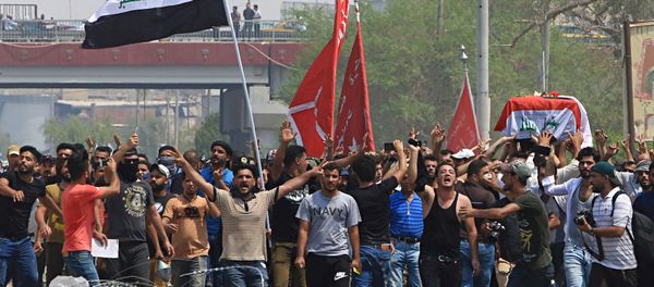 Mourners chant anti government slogans while carrying the Iraqi flag-draped coffin of Mekki Yasser, a protester whose family and activists said he was killed when he participated in a protest last night, during his funeral on Tuesday, Sept. 4, 2018 Mourners chant anti government slogans while carrying the Iraqi flag-draped coffin of Mekki Yasser, a protester whose family and activists said he was killed when he participated in a protest last night, during his funeral on Tuesday, Sept. 4, 2018 - Sputnik International