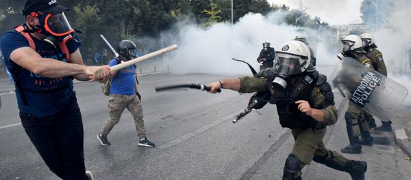 Protesters clash with police during a demonstration in Thessaloniki - Sputnik International
