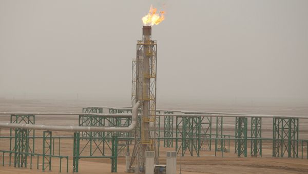 Excess gas is burnt off at a pipeline at the Zubair oilfield in Basra - Sputnik International