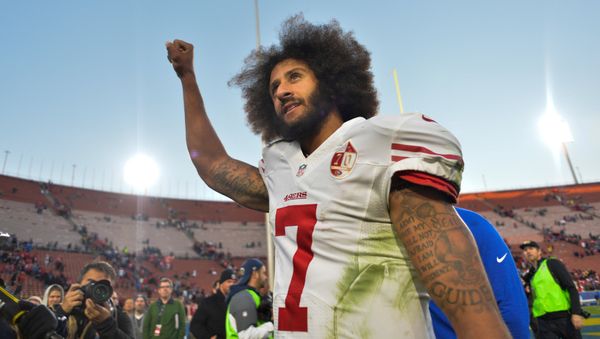 San Francisco 49ers quarterback Colin Kaepernick pumps his fist as he acknowledges the cheers at Los Angeles Memorial Coliseum in Los Angeles, California, U.S. on December 24, 2016 - Sputnik International
