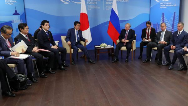 September 10, 2018. Russian President Vladimir Putin and Japanese Prime Minister Shinzō Abe, center left, during a meeting in Vladivostok - Sputnik International