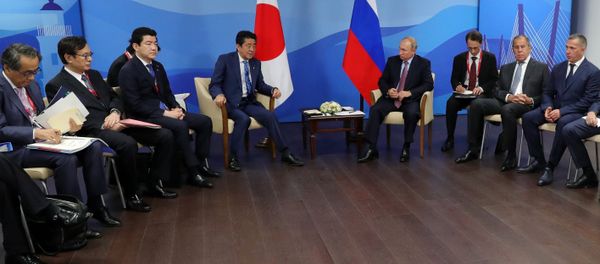 September 10, 2018. Russian President Vladimir Putin and Japanese Prime Minister Shinzō Abe, center left, during a meeting in Vladivostok - Sputnik International