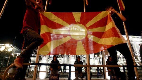 Macedonian flag in front of the government building in Skopje, Macedonia (File) - Sputnik International