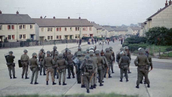 British troops confront young rioters on the Ballymurphy Estate in Belfast, Northern Ireland in 1970. - Sputnik International