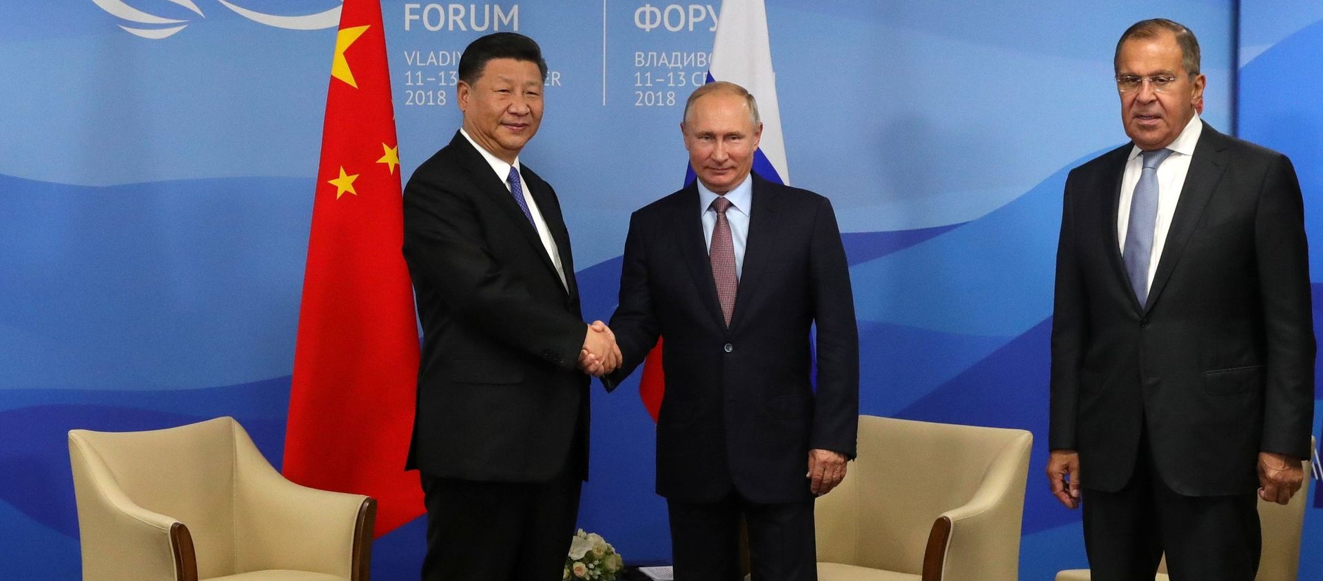 September 11, 2018. President Vladimir Putin and Chinese President Xi Jinping, left, during a meeting on the sidelines of the 4th Eastern Economic Forum at the Far Eastern Federal University on the Russky Island. Right: Foreign Minister Sergei Lavrov - Sputnik International, 1920, 11.09.2018