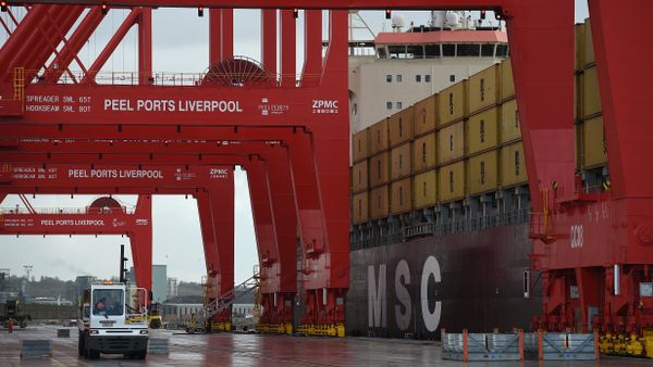 Containers are unloaded from a ship moored up in the new Peel Ports container terminal in Liverpool on November 4, 2016 - Sputnik International