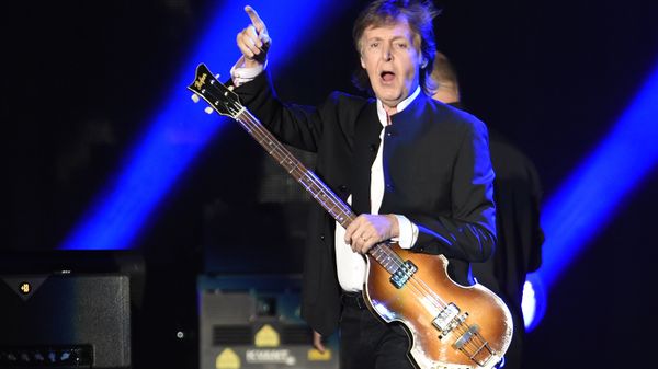 Paul McCartney greets the crowd as he arrives onstage for his performance on day 2 of the 2016 Desert Trip music festival at Empire Polo Field on Saturday, Oct. 8, 2016, in Indio, Calif - Sputnik International