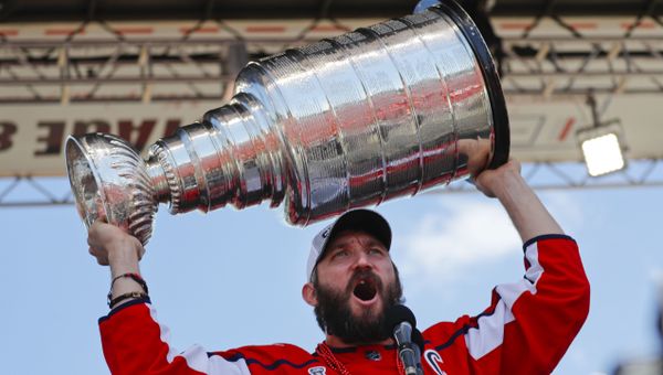 Washington Capitals forward Alex Ovechkin (8), of Russia, holds up the Stanley Cup for fans to see during the NHL hockey team's Stanley Cup victory celebration at the National Mall in Washington, Tuesday, June 12, 2018 - Sputnik International
