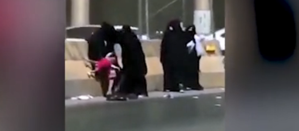 Five Saudi women fight on the side of the road, one with child in tow - Sputnik International