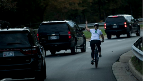 Juli Briskman flipping off Trump Motorcade - Sputnik International