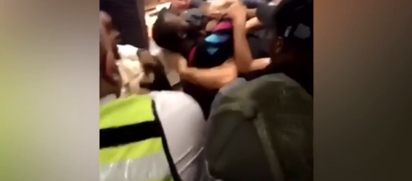 McDonald's employee is placed in headlock by customer during violent brawl in London - Sputnik International