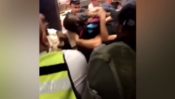 McDonald's employee is placed in headlock by customer during violent brawl in London - Sputnik International