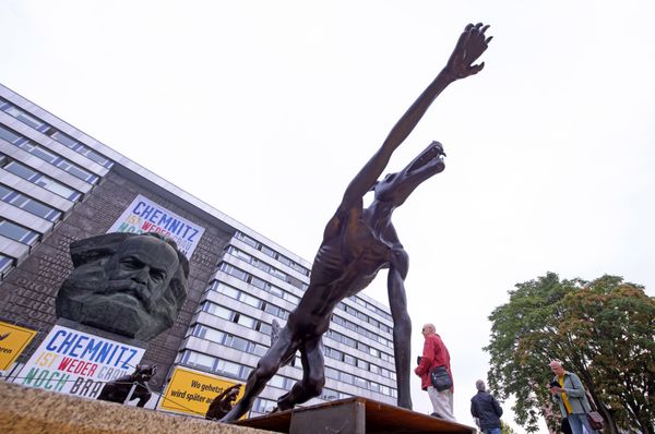 People walk between sculptures by artist Rainer Opolka in front of the Karl Marx Monument in Chemnitz - Sputnik International